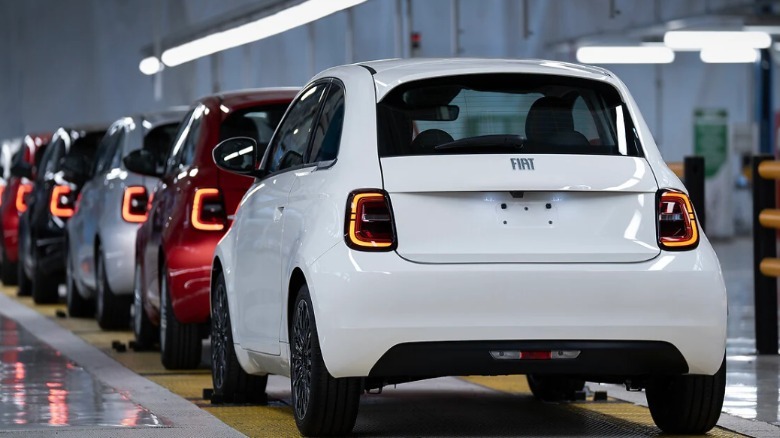 a look at the rear of several Fiat 500s on the production line